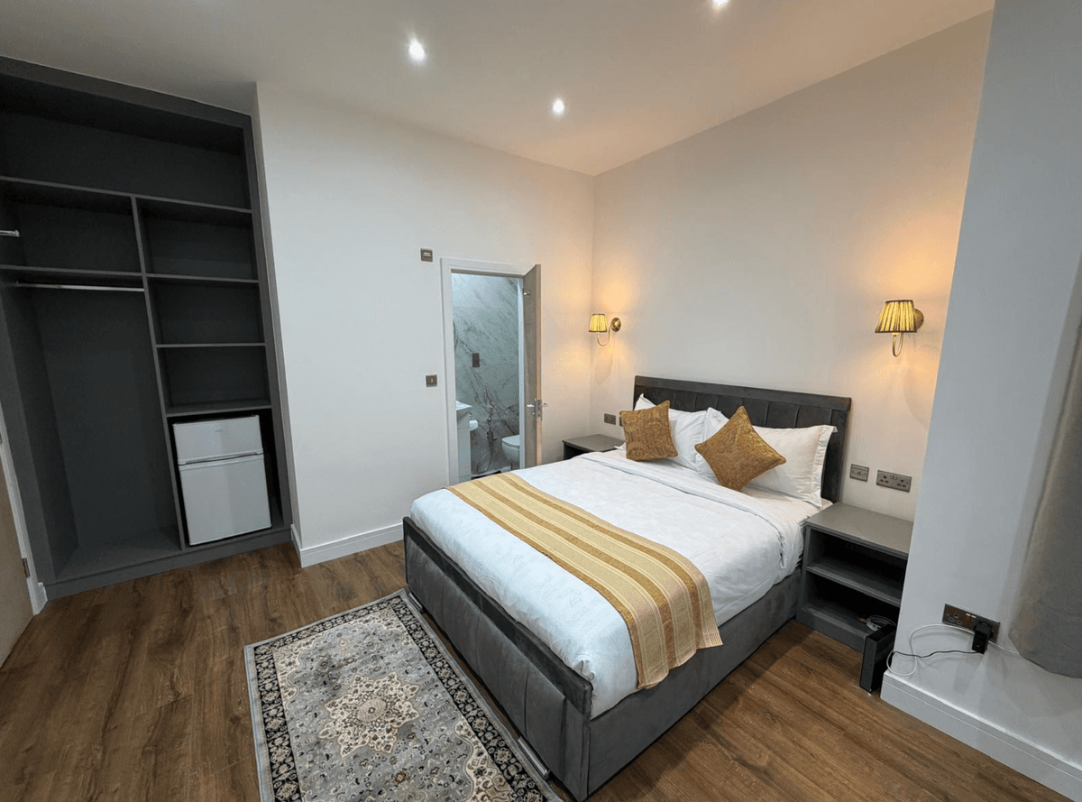 Bedroom with wardrobe & ensuite