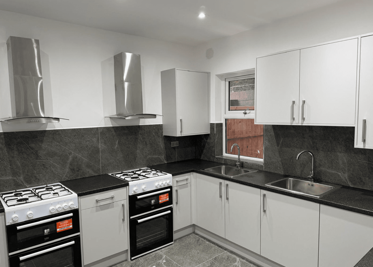 Full kitchen — sink & cookers